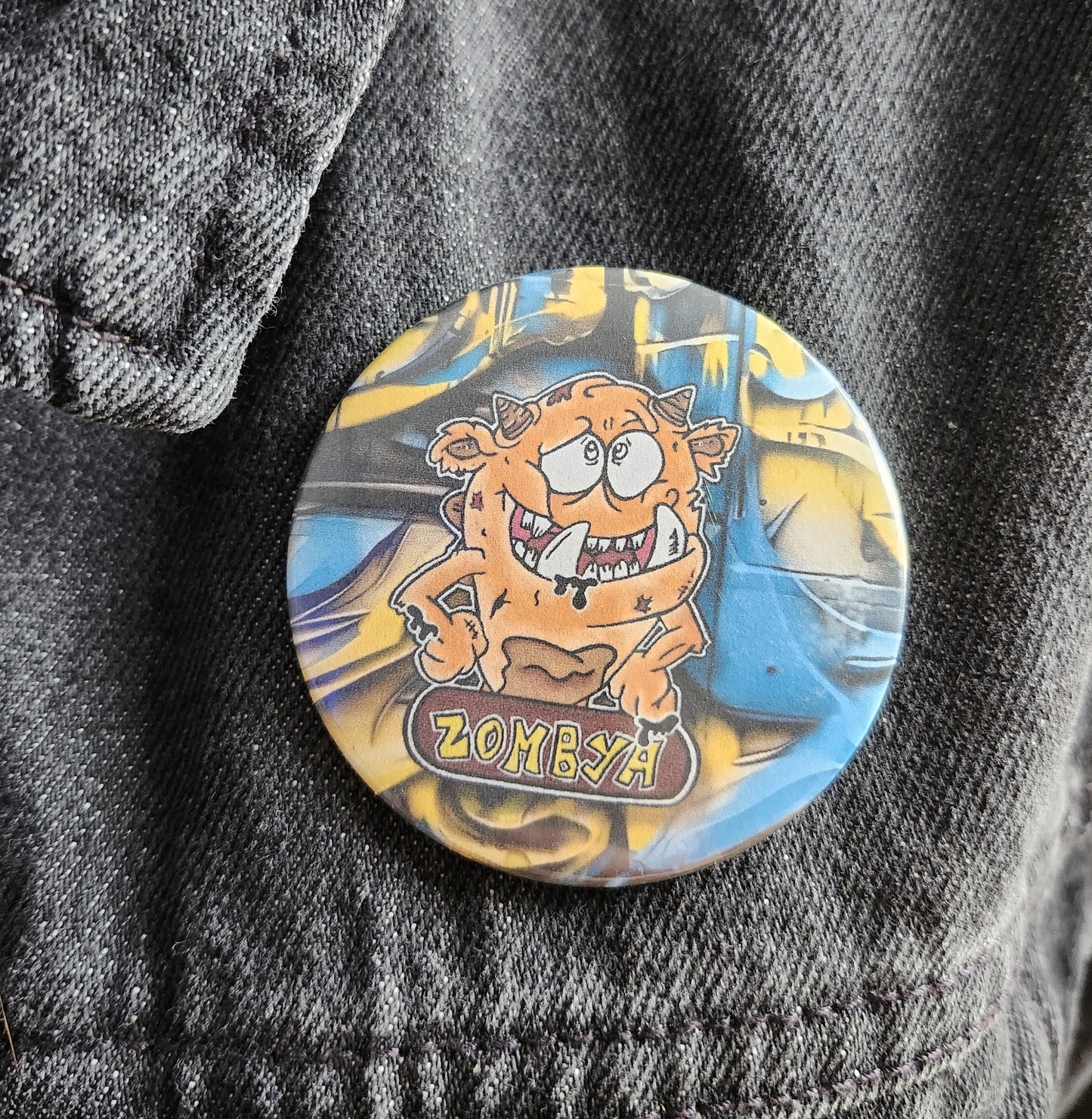 Macaron Monstre orange avec fond de couleur