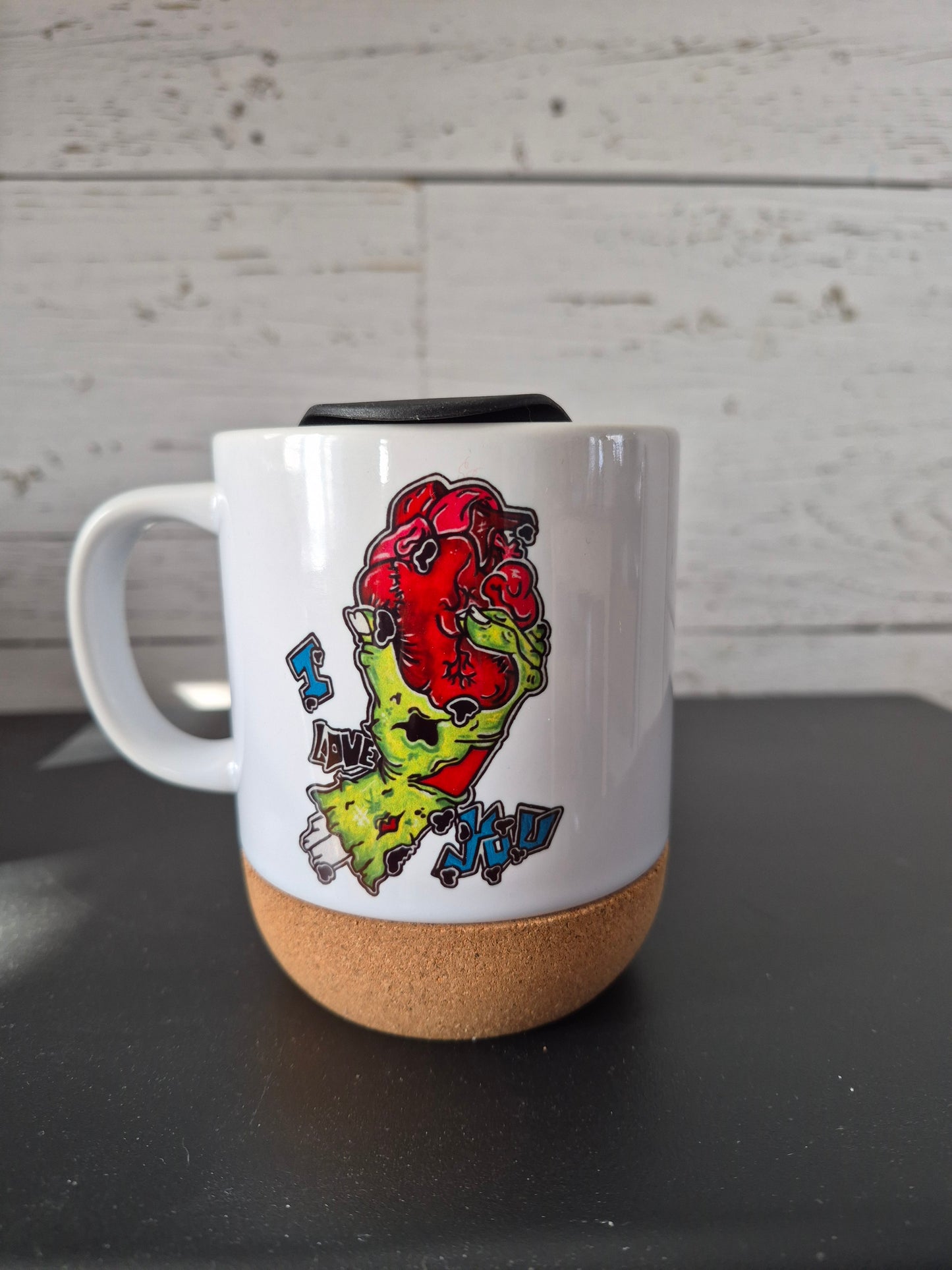 Tasse avec liège Main zombie cœur